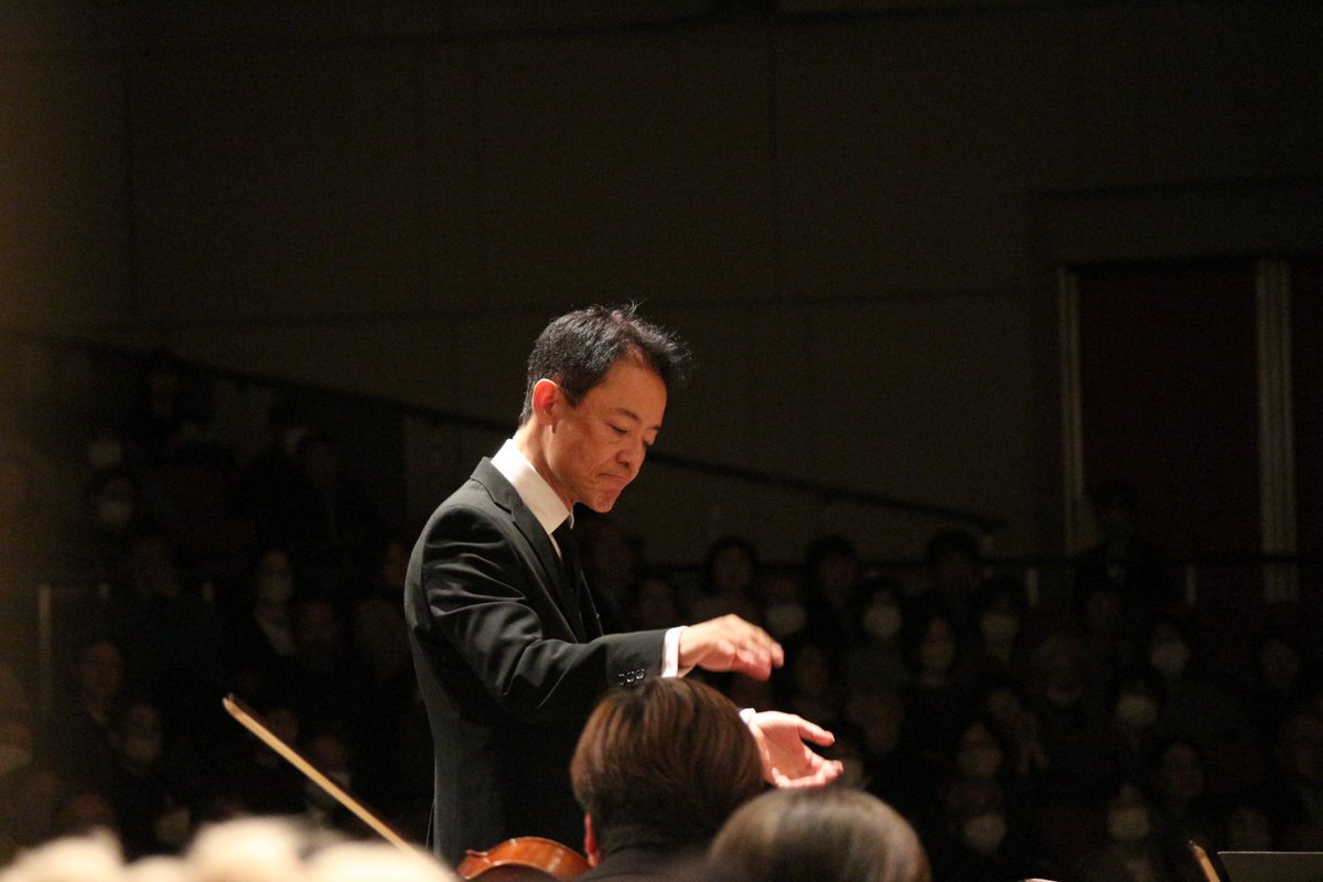 y_symphony's tweet image. 【山響創立名誉指揮者 村川千秋 の軌跡～追悼コンサート～】
会場の皆様と一緒に村川千秋の軌跡を辿り、そしてこれからの未来への思いを引き継ぎました。
最後の演奏となった「フィガロの結婚」の映像。会場で涙を堪える姿も。
きっと空で見て下さった事でしょう。
あの飛び切りの笑顔を浮かべながら…