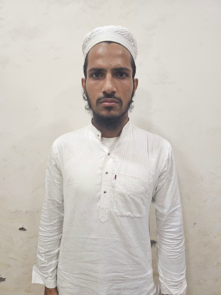 our_rajkot's tweet image. ATSએ ગાંધીનગરના અડાલજથી 3 શંકાસ્પદ આતંકીની ધરપકડ

 ઝડપાયેલા ત્રણેય આતંકીઓ યુપીથી ગુજરાત આવ્યા હતા. તેઓના કબજામાંથી 3 પિસ્તોલ, 30 કારતૂસ અને કેમિકલ મળી આવ્યું છે.

#Ourrajkot #Gandhinagar #ISIS #GujaratATS