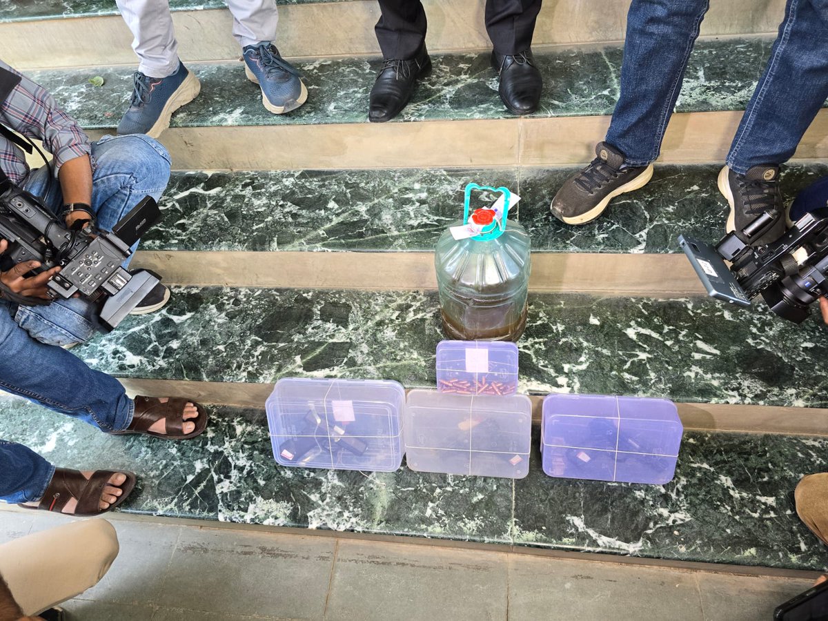 our_rajkot's tweet image. ATSએ ગાંધીનગરના અડાલજથી 3 શંકાસ્પદ આતંકીની ધરપકડ

 ઝડપાયેલા ત્રણેય આતંકીઓ યુપીથી ગુજરાત આવ્યા હતા. તેઓના કબજામાંથી 3 પિસ્તોલ, 30 કારતૂસ અને કેમિકલ મળી આવ્યું છે.

#Ourrajkot #Gandhinagar #ISIS #GujaratATS