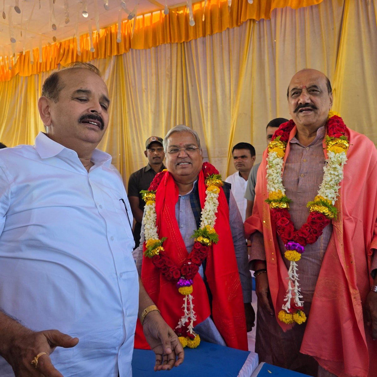 govind_karjol's tweet photo. ಇಂದು ರಾಮದುರ್ಗ ತಾಲೂಕಿನ ಬಟಕುರ್ಕಿ ನಗರದ ಹತ್ತಿರ ಸೋಲಾರ್ ಪ್ಲಾಂಟ್ ಉದ್ಘಾಟನೆ ಕಾರ್ಯಕ್ರಮದಲ್ಲಿ ಭಾಗವಹಿಸಲಾಯಿತು. 

 ಈ ಸಂದರ್ಭದಲ್ಲಿ ರಾಮದುರ್ಗ ಮತಕ್ಷೇತ್ರದ ಶಾಸಕರಾದಂತ ಶ್ರೀ ಅಶೋಕ್ ಪಟ್ಟನರವರು ಮತ್ತು ಪ್ರಮುಖ ಮುಖಂಡರುಗಳು ಜೊತೆಗಿದ್ದರು.

#Ramadurga #belagavi #batakurki https://t.co/g7g155VvoD