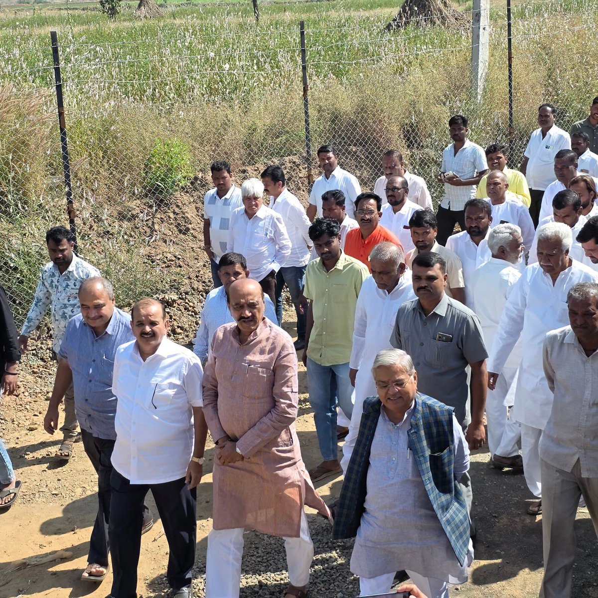 govind_karjol's tweet photo. ಇಂದು ರಾಮದುರ್ಗ ತಾಲೂಕಿನ ಬಟಕುರ್ಕಿ ನಗರದ ಹತ್ತಿರ ಸೋಲಾರ್ ಪ್ಲಾಂಟ್ ಉದ್ಘಾಟನೆ ಕಾರ್ಯಕ್ರಮದಲ್ಲಿ ಭಾಗವಹಿಸಲಾಯಿತು. 

 ಈ ಸಂದರ್ಭದಲ್ಲಿ ರಾಮದುರ್ಗ ಮತಕ್ಷೇತ್ರದ ಶಾಸಕರಾದಂತ ಶ್ರೀ ಅಶೋಕ್ ಪಟ್ಟನರವರು ಮತ್ತು ಪ್ರಮುಖ ಮುಖಂಡರುಗಳು ಜೊತೆಗಿದ್ದರು.

#Ramadurga #belagavi #batakurki https://t.co/g7g155VvoD