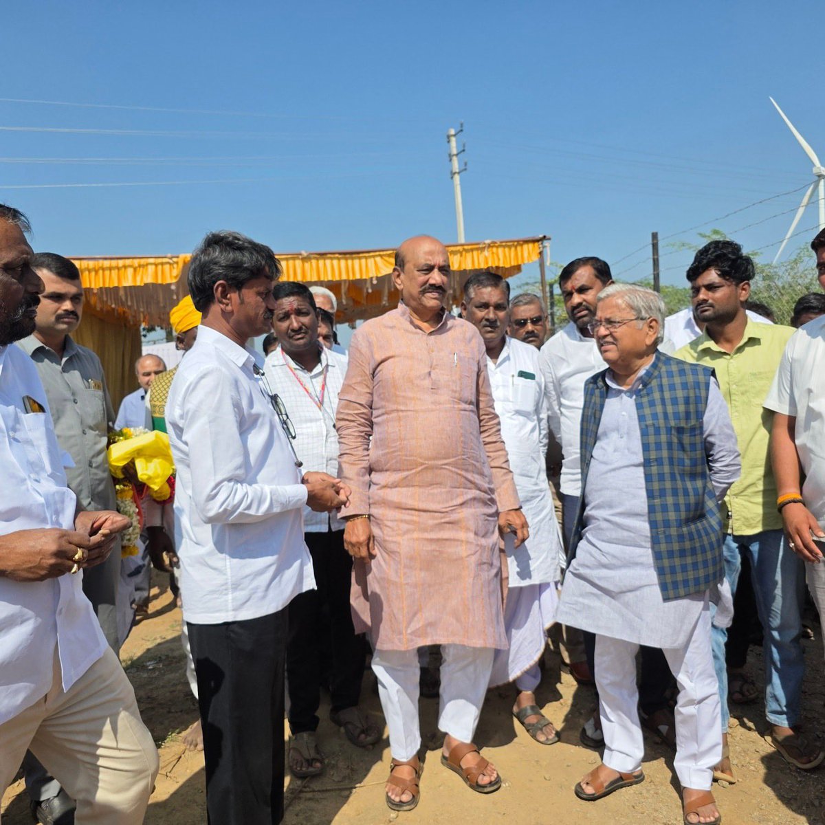 govind_karjol's tweet photo. ಇಂದು ರಾಮದುರ್ಗ ತಾಲೂಕಿನ ಬಟಕುರ್ಕಿ ನಗರದ ಹತ್ತಿರ ಸೋಲಾರ್ ಪ್ಲಾಂಟ್ ಉದ್ಘಾಟನೆ ಕಾರ್ಯಕ್ರಮದಲ್ಲಿ ಭಾಗವಹಿಸಲಾಯಿತು. 

 ಈ ಸಂದರ್ಭದಲ್ಲಿ ರಾಮದುರ್ಗ ಮತಕ್ಷೇತ್ರದ ಶಾಸಕರಾದಂತ ಶ್ರೀ ಅಶೋಕ್ ಪಟ್ಟನರವರು ಮತ್ತು ಪ್ರಮುಖ ಮುಖಂಡರುಗಳು ಜೊತೆಗಿದ್ದರು.

#Ramadurga #belagavi #batakurki https://t.co/g7g155VvoD