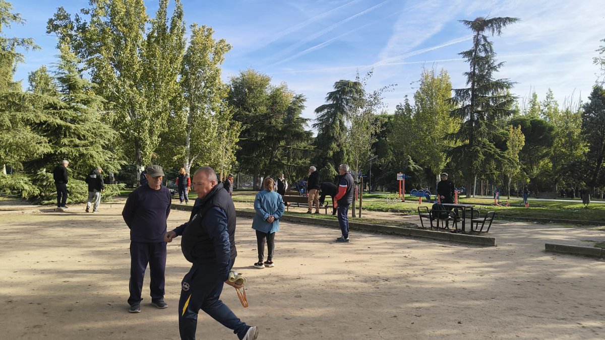PLegamania's tweet photo. Ya está en juego el V Torneo de petanca «Peña Legamanía» 🥇🥒 https://t.co/tsKwwo26iC