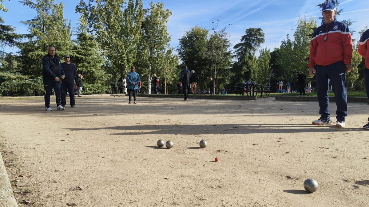 PLegamania's tweet photo. Ya está en juego el V Torneo de petanca «Peña Legamanía» 🥇🥒 https://t.co/tsKwwo26iC