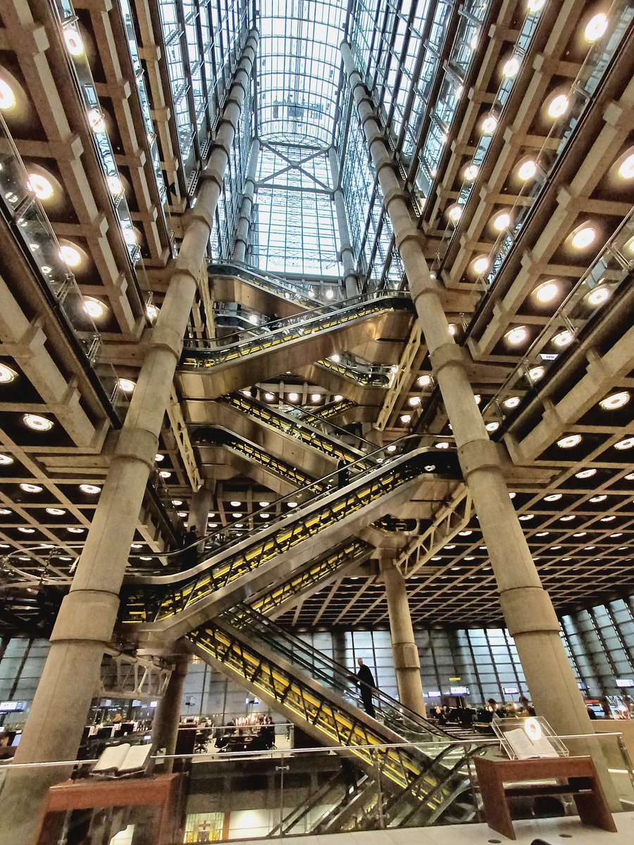 Lloyd’s of London: inside and outside the inside-out building on a visit to Richard Rogers' "awe-inspiring futuristic" City of London landmark. More on my blog: londonontheground.com/post/lloyd-s-o…
#CityOfLondon #architecture #RichardRogers #lloydsbuilding #lloydsoflondon #20thcentury