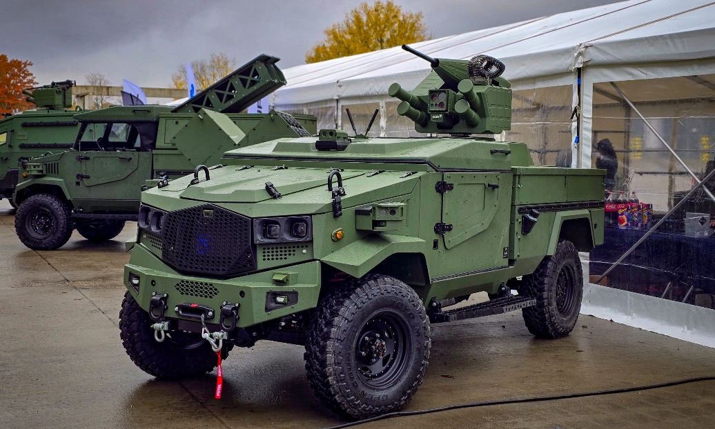 Drone_Wars_'s tweet image. #WBGroup unveils the #FTF hybrid complex — #UGVs and #armored #vehicles convertible into #drone mode. Modular payloads (recon/combat/logistics), remote #ZMU05 combat module, comms &amp;amp; automation, control range up to 50 km. #Hybrid-electric drive for low noise and long endurance.