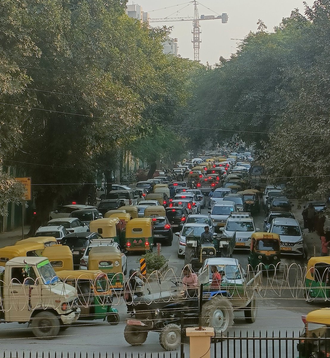 instinct91's tweet photo. Urgent intervention required.

So much traffic and noise pollution on RAJMATA VIJAYRAJE SCINDIA MARG near sarojini nagar. 
There are no traffic lights on this crossing. Why can't there be a divider on this road. @dtptraffic https://t.co/nD9UZokMib