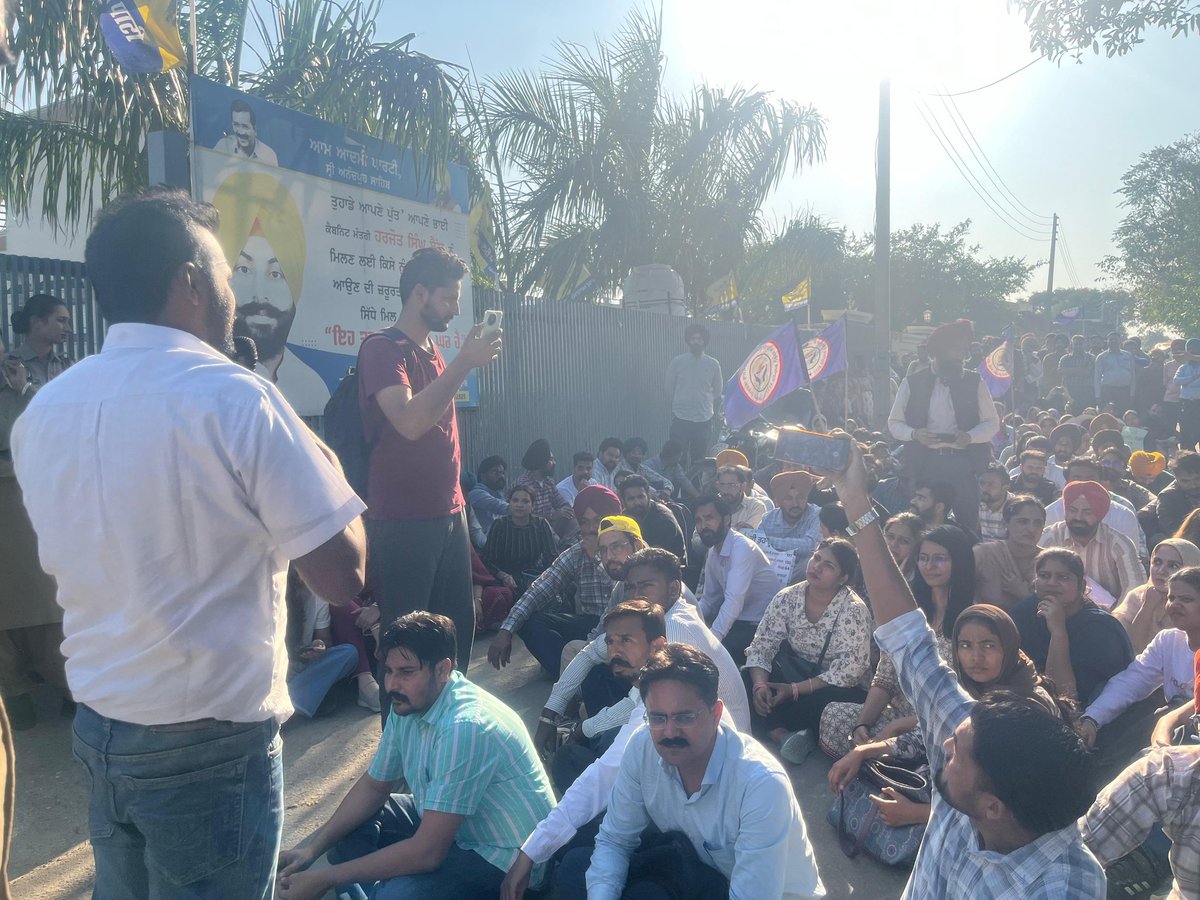 Sha_kesp_eare's tweet photo. Dear EM @harjotbains Sahb!
The voices of the 
#1158AssistantProfessorAndLibrarians echo at your doorstep — united and determined. We stand together, seeking nothing but #Justice_For_1158.
@BhagwantMann 
@PargatSOfficial 
@SukhpalKhaira 
@HarsimratBadal_ 
@brinderdhillon https://t.co/RDTBFcft5p