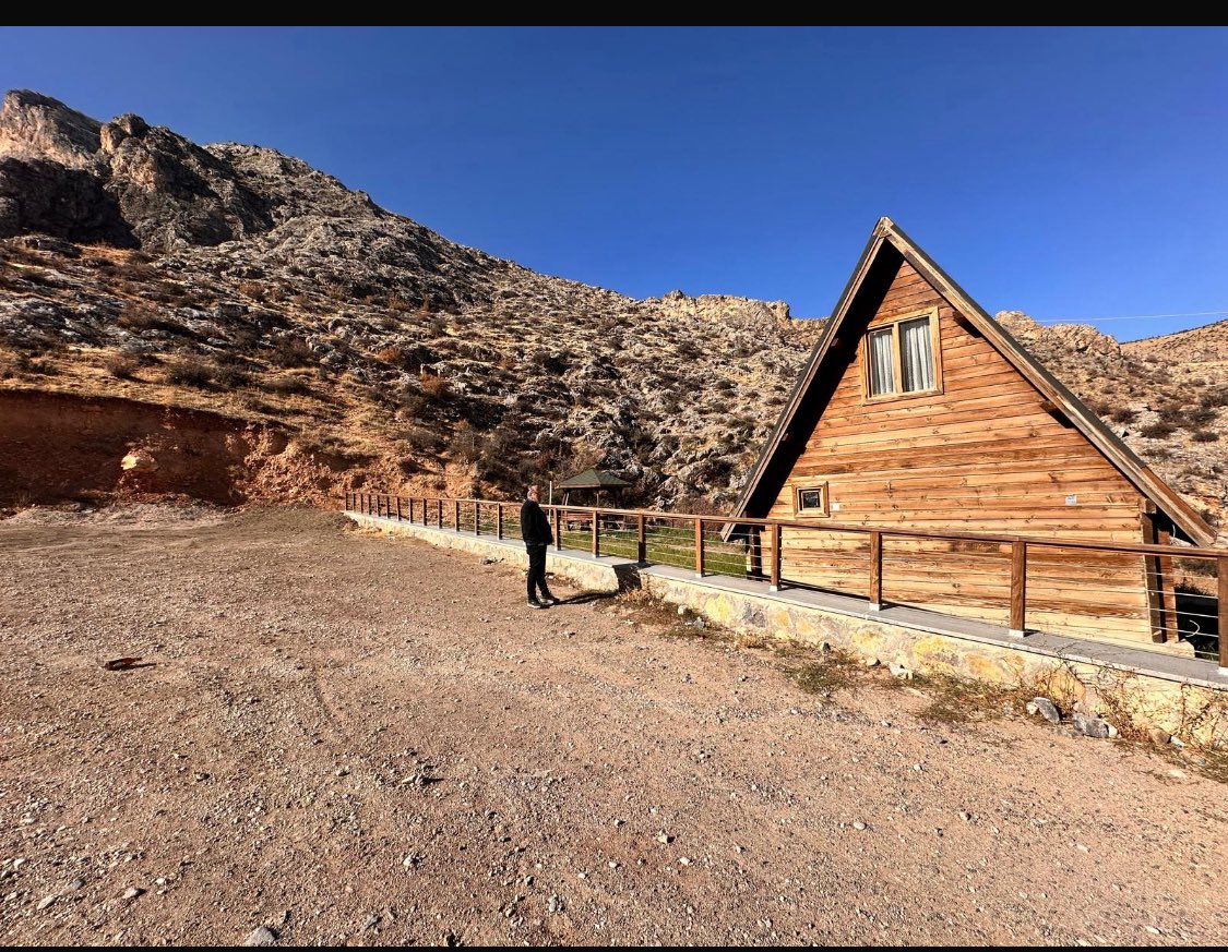 Sonbahar gibi bazen susmak gerekir…
Rüzgâr alır fazlalıkları, geriye sadece öz kalır.
Ne yaprak üzülür düşerken, ne ağaç darılır dökülürken…
Her şey olması gerektiği gibidir.
Ve belki de en güzel yenilenme, sessizce kabullenmekte saklıdır.