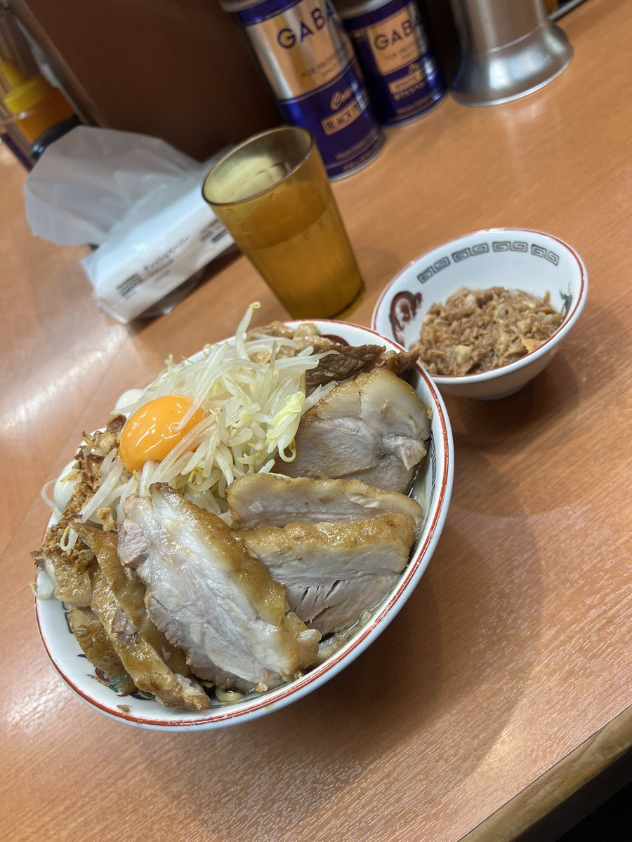 今日の豚山
汁なし 豚ダブル うずら 肉あぶら
全マシ