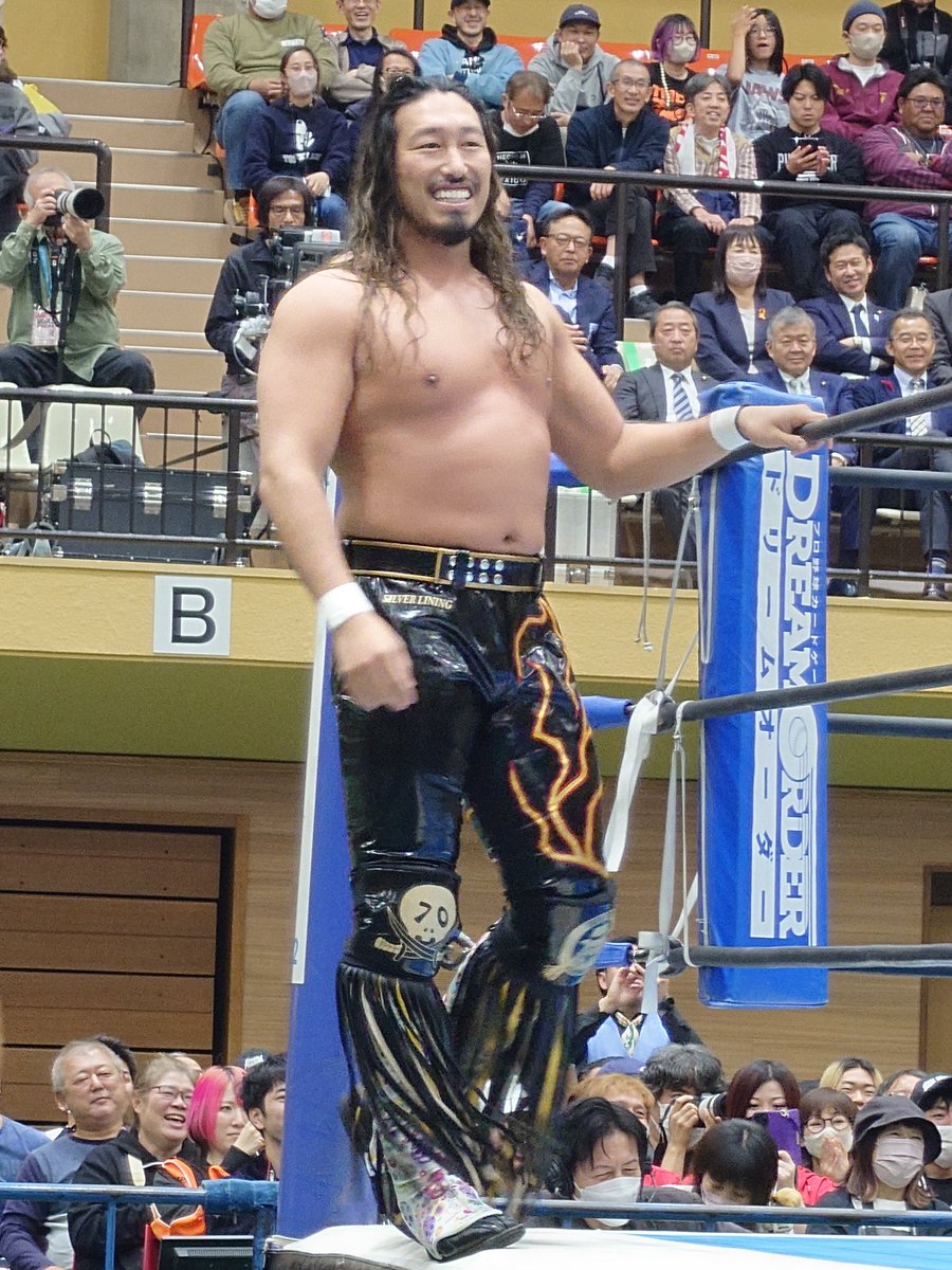 ChonoGattemu's tweet image. 今日も笑顔の陽太様❤️
棚橋の愛してまーす！の後にあの入場曲が！！
会場総立ちでオカダコール！
１．４楽しみー！！！🤩#njroad