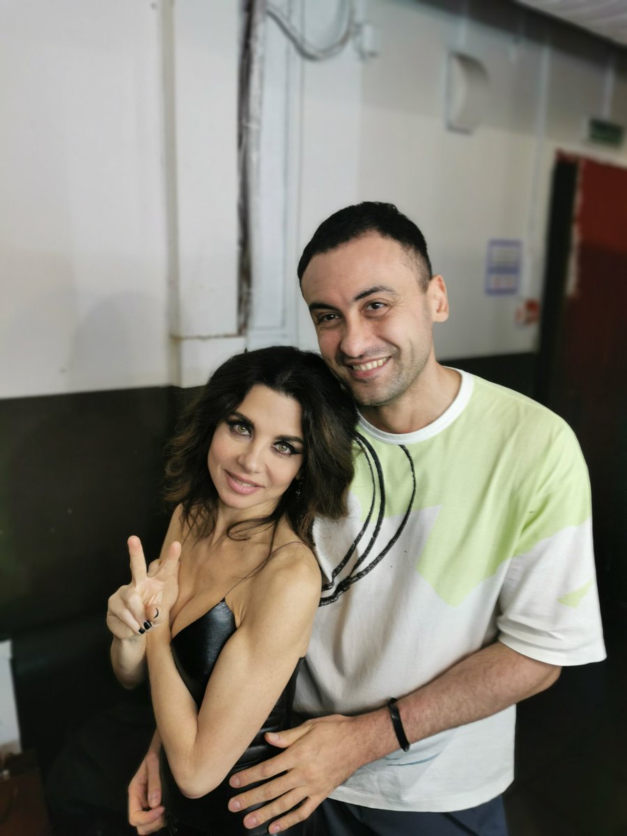 прошлой ночью был на Винтаж в ЦС.
когда то гей клуб, в котором можно было делать все. Сейчас же вместо трансух что-то странное, целоваться нельзя - охрана запрещает.
времена меняются, но на Винтаж всегда битком.
самая любимая моя❤️