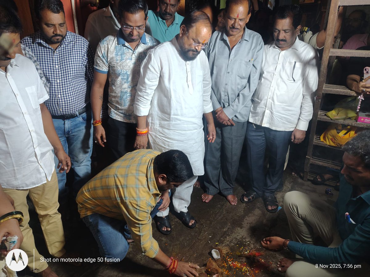 TukaramKate's tweet image. शाखा क्रमांक १५३ घाटला येथील एम.एस. पाटील वाडी रहिवासी संघ परिसरातील विकासकामांना गती मिळत आहे. याठिकाणच्या बालवाडीचे काम, लादीकरण तसेच गटार बांधकाम अशा महत्त्वाच्या उपक्रमांचा आज शुभारंभ करण्यात आला.

#tukaramkate #DevelopmentWorks #CommunityProgress #PublicWelfare