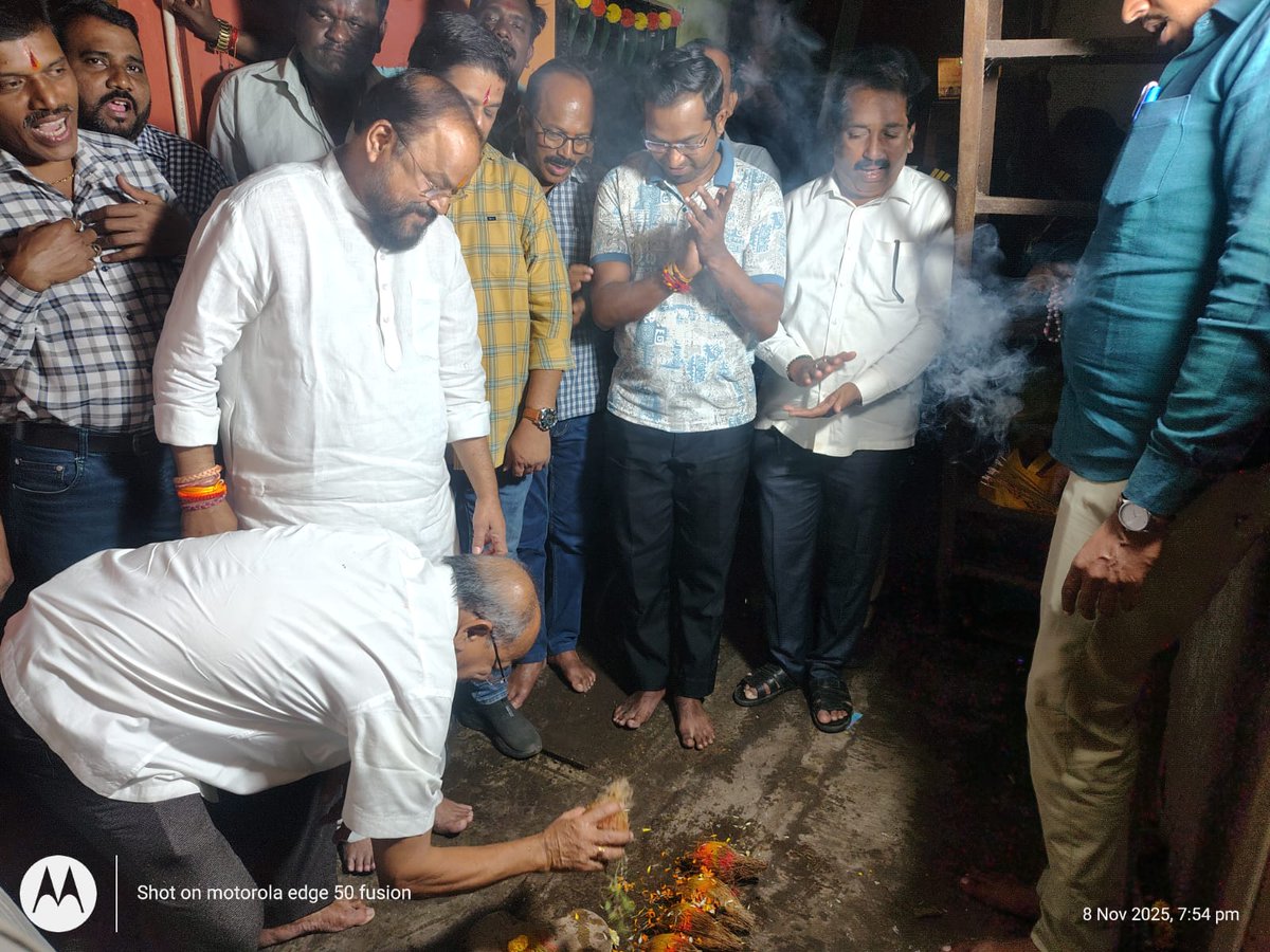 TukaramKate's tweet image. शाखा क्रमांक १५३ घाटला येथील एम.एस. पाटील वाडी रहिवासी संघ परिसरातील विकासकामांना गती मिळत आहे. याठिकाणच्या बालवाडीचे काम, लादीकरण तसेच गटार बांधकाम अशा महत्त्वाच्या उपक्रमांचा आज शुभारंभ करण्यात आला.

#tukaramkate #DevelopmentWorks #CommunityProgress #PublicWelfare