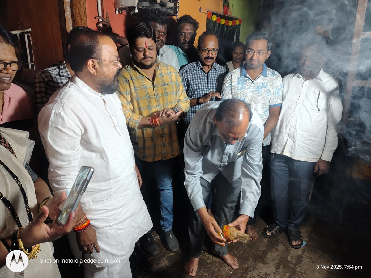 TukaramKate's tweet image. शाखा क्रमांक १५३ घाटला येथील एम.एस. पाटील वाडी रहिवासी संघ परिसरातील विकासकामांना गती मिळत आहे. याठिकाणच्या बालवाडीचे काम, लादीकरण तसेच गटार बांधकाम अशा महत्त्वाच्या उपक्रमांचा आज शुभारंभ करण्यात आला.

#tukaramkate #DevelopmentWorks #CommunityProgress #PublicWelfare