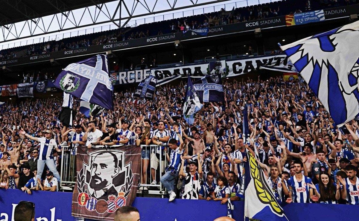 Al que le molesten las banderas estando dentro de la grada de animación que se lo haga mirar... 
En tribuna tenéis sitio. 
#RCDE