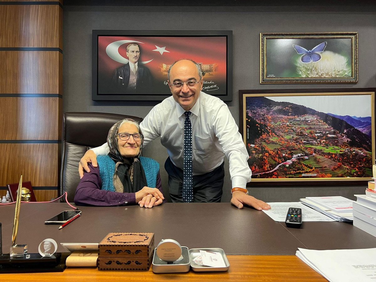 "Analardır adam eden adamı
 aydınlıklardır önümüzde gider"

Güzel annem, 
#Zigana gülü kokun gül bahçelerine yakışır . 
Mekanın cennet olsun .