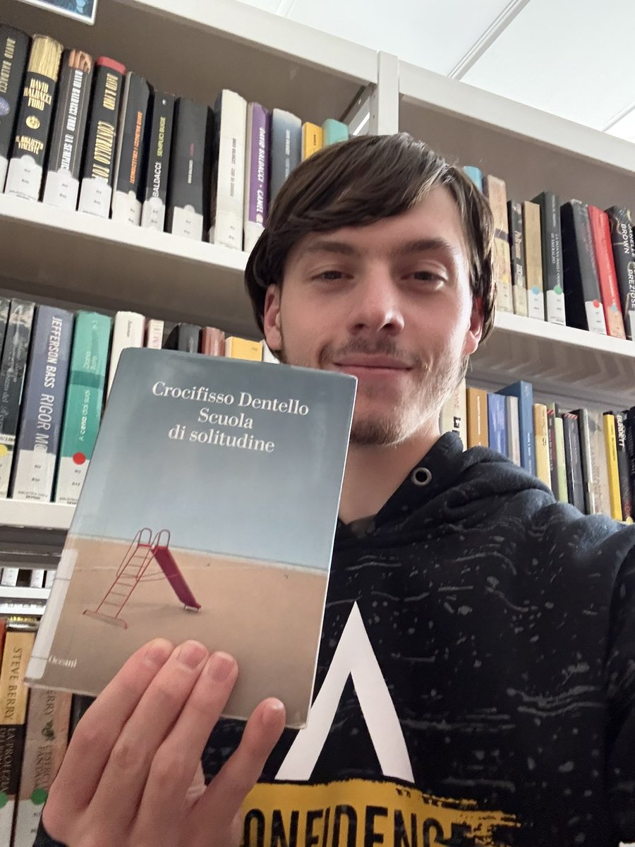 “Scuola di solitudine”, scritto da <a href="/CrocifissoDent2/">Crocifisso Dentello</a> e pubblicato da <a href="/lanavediteseoed/">La nave di Teseo</a> , è una lettura potente e onesta.

Se cercate un libro che non si limita a raccontare, ma anche a far riflettere, questo fa per voi.