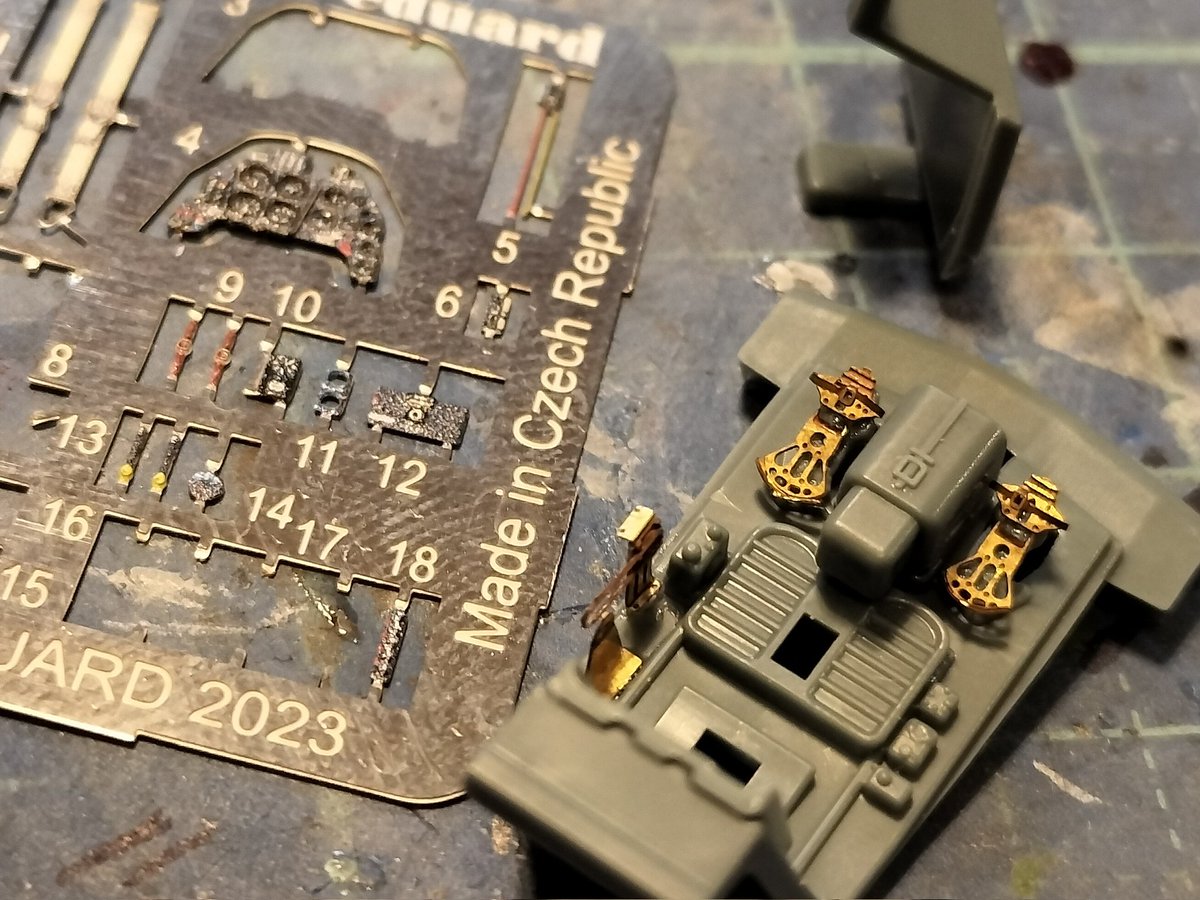 突如皆が作り始めたメッサーシュミット、ご多分に漏れずワタクシも。

未経験の領域なので、プロフィパックを素直に作ってみます。しかしナナニーは小さいなぁ。
#72lab