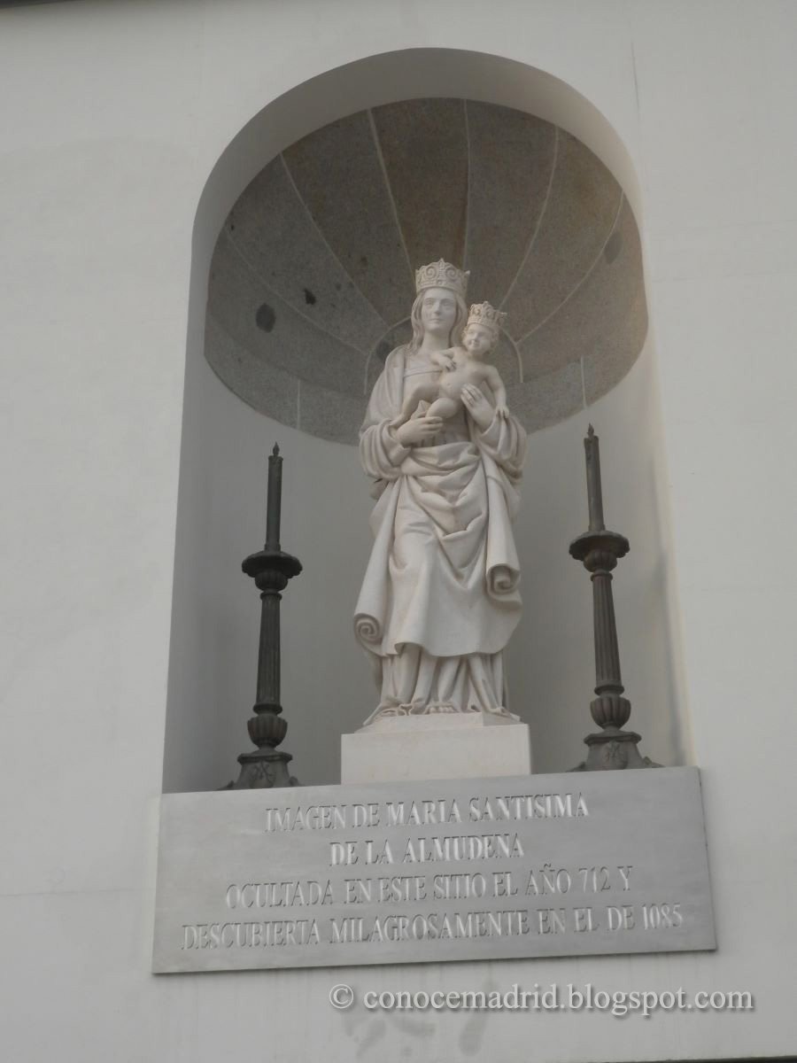 Virgen de la Almudena (Réplica) Patrona de #Madrid
Según la leyenda la imagen original fue escondida en el año 714 por temor de profanación por parte de los sarracenos invasores permaneciendo oculta hasta su aparición el 9 de noviembre de 1085 junto a la Puerta de la Vega
#España