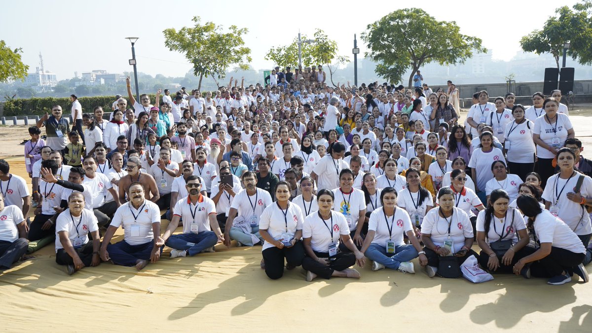 🌿 प्राकृतिक चिकित्सा दिवस पर्व – स्वास्थ्य और प्रकृति का संगम 🌿

आज अहमदाबाद के साबरमती रिवरफ्रंट पर इंटरनेशनल नेचुरोपैथी ऑर्गेनाइजेशन, सूर्या फाउंडेशन एवं गुजरात राज्य योग बोर्ड के संयुक्त उपक्रम में, माननीय राज्यपाल श्री आचार्य देवव्रत जी की अध्यक्षता में प्राकृतिक चिकित्सा