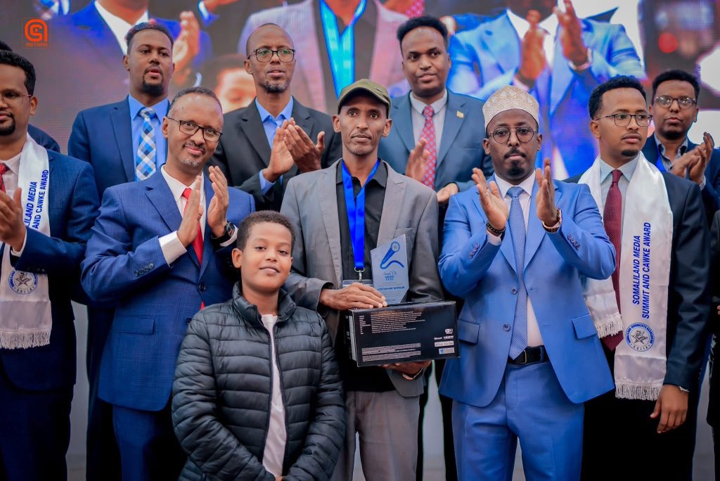 DawanEnglish's tweet photo. Hargeisa hosts Somaliland Annual Media Summit & Cawke Awards organized by SOLJA to reviewed media progress & challenges, while the Cawke Award honored journalists for outstanding social reporting. #Somaliland #SOLJA #CawkeAward https://t.co/2hi7XOYyjB