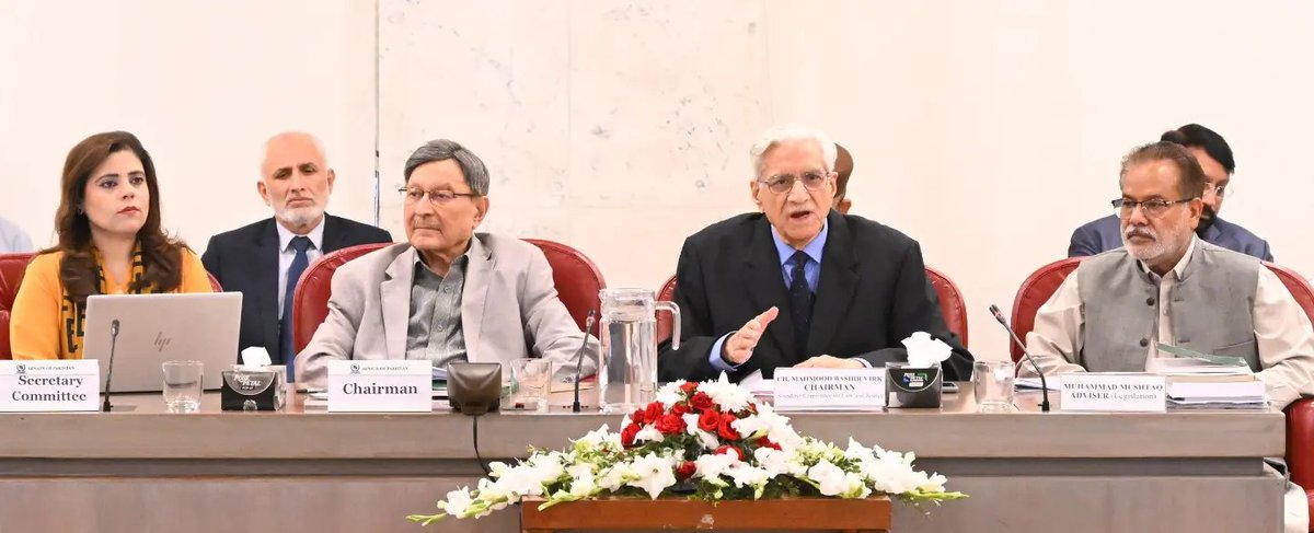 ناقشت لجنتا القانون والعدل في مجلسي البرلمان اليوم مشروع التعديل الدستوري السابع والعشرين، متضمنًا إنشاء المحكمة الدستورية الاتحادية، تعديل آليات تعيين ونقل القضاة، زيادة حد وزاري للمحافظات، وتغيير أحكام قيادة القوات المسلحة، وسط مقاطعة أحزاب المعارضة وتحضيرات للاحتجاجات الوطنية.