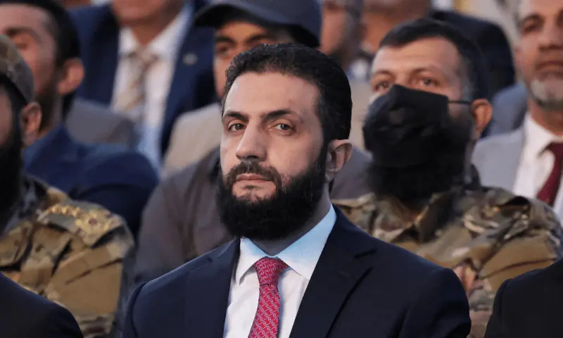 وصل رئيس سوريا أحمد الشرع إلى الولايات المتحدة في أول زيارة رسمية بعد إزالة اسمه من قائمة الإرهاب الأمريكية، ومن المقرر أن يلتقي الرئيس الأمريكي دونالد ترامب الاثنين لمناقشة التعاون ضد تنظيم الدولة وإطلاق عملية إعادة الإعمار في سوريا.