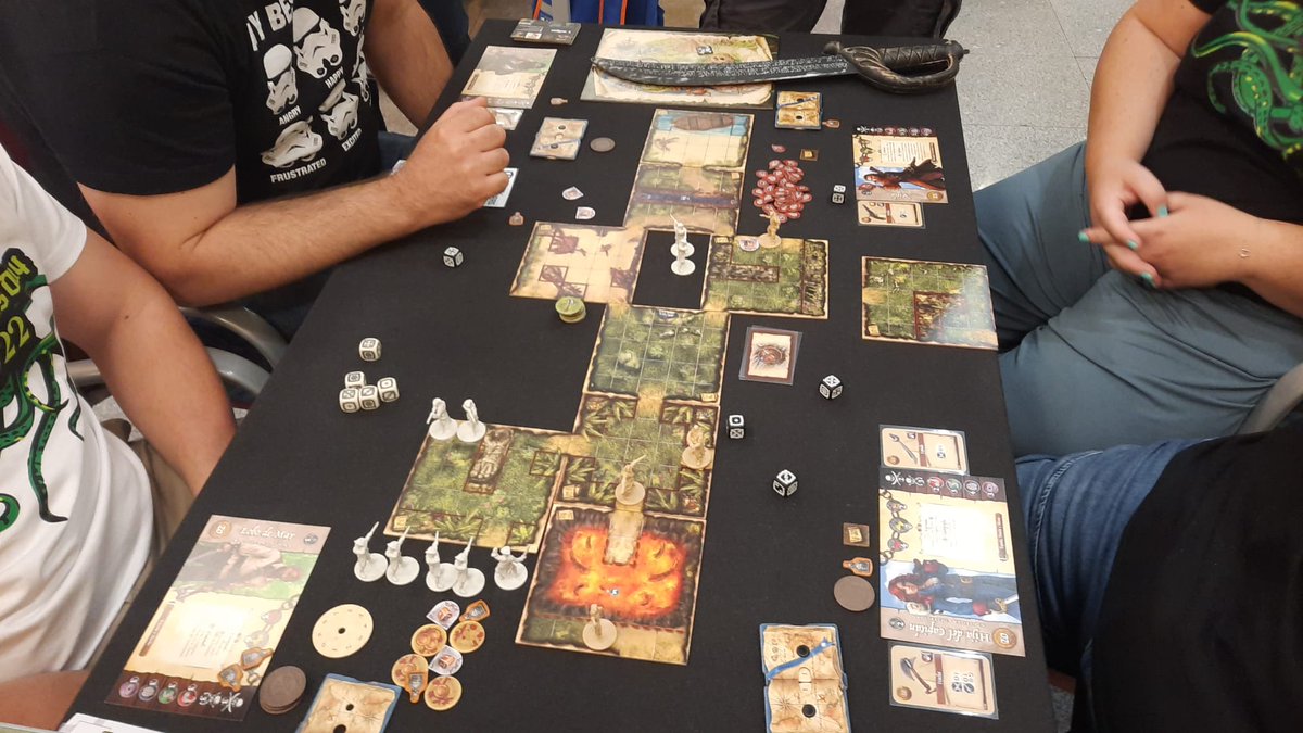 EclipseEditoria's tweet image. Miniaturas detalladas y componentes de lujo ⚓
52 mini, 3 libros de reglas, dados, monedas, gemas y mucho más
¿Qué juego es? 🌴Skull Tales - ¡A toda vela! y sus nuevas expansiones
Todavía puedes ser mecenas en el LP y conseguir tus regalos 🎁
gamefound.com/es/projects/dr…
@SkullTales