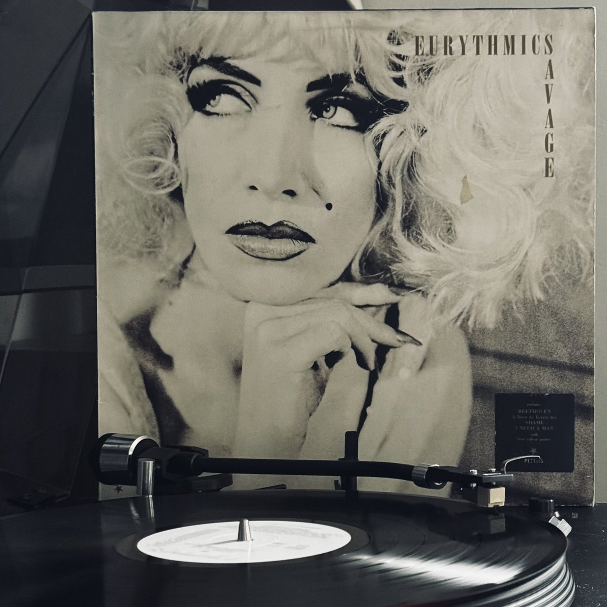 DzielakD's tweet image. 📆38 lat temu ukazał się album #savage duetu @Eurythmics. Bardziej #synthpop - mniej gitary, więcej automatów perkusyjnych i syntezatorów. Na szczęście krystaliczny  głos #AnnieLennox wciąż ten sam. Da się słuchać, choć imho wyczuwa się nadchodzący schyłek
youtu.be/3QFu8SD4sqE?si…