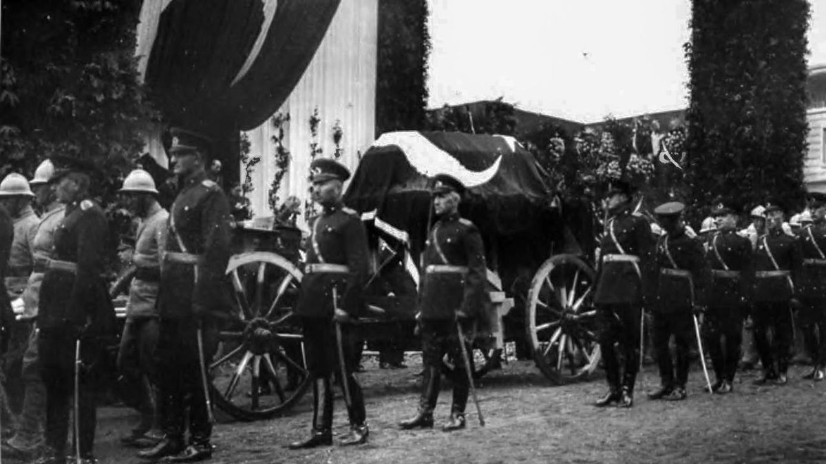 Arşiv fotoğraflarıyla Atatürk'ün son yolculuğu..