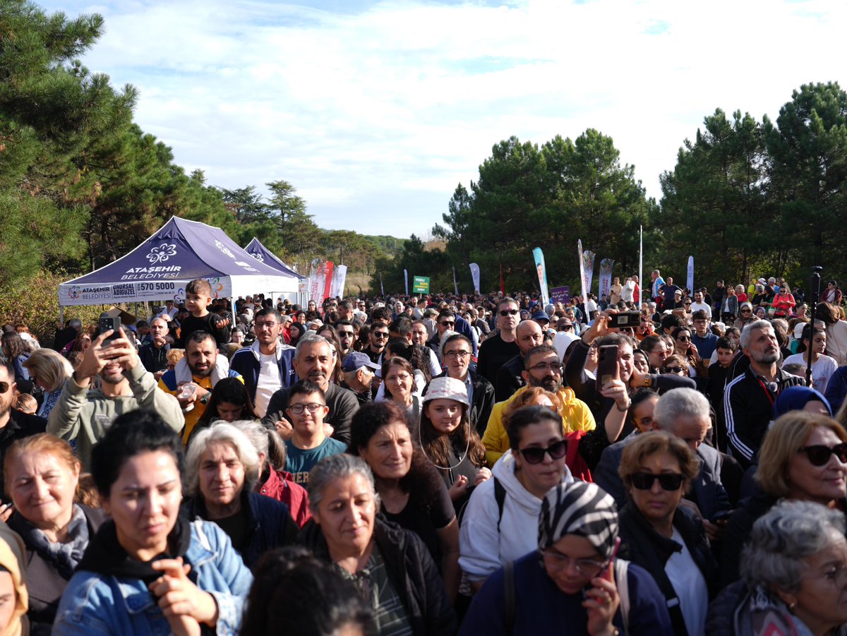 onursaladiguzel's tweet photo. Geleneksel 4. Dağ Çileği Toplama Festivali’mizde komşularımızla, sporcularımızla bir araya gelerek dağ çileklerimizi topladık. 

Kayışdağı Ormanı’nın eşsiz güzelliğini, doğanın huzurunu hep birlikte yaşadığımız her yaştan komşumuza teşekkür ediyorum . Bu güzel geleneği hep birlikte Ataşehir’de yaşatmaya devam edeceğiz.