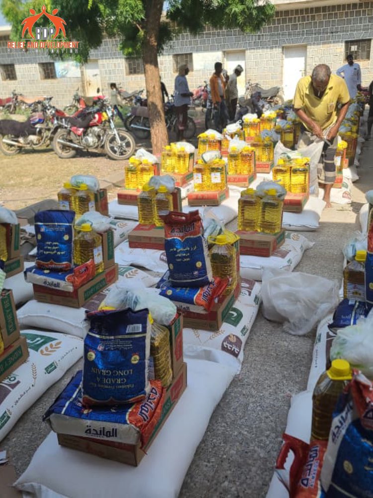 RDPYEMEN2016's tweet photo. Hope in action! 
RDP distributed 355 food baskets to vulnerable families in Bajil, Al-Hudaydah, as part of the Integrated Emergency Response Project, funded by Sign of Hope (SoH).

This activity directly addresses harsh humanitarian challenges, ensuring families have access to basic nutrition and reaffirming our dedication to alleviating suffering while building a hopeful future.

With every basket, we bring relief, and hope to families in need. 💛

@RDPYEMEN2016 
@hz_soh 
#FoodSecurity 
#EmergencyResponse 
#Al-Hudaydah
#Bajel 
#Yemen