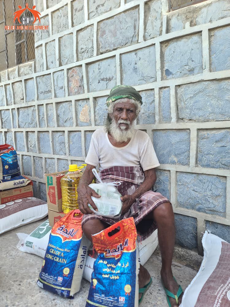 RDPYEMEN2016's tweet photo. Hope in action! 
RDP distributed 355 food baskets to vulnerable families in Bajil, Al-Hudaydah, as part of the Integrated Emergency Response Project, funded by Sign of Hope (SoH).

This activity directly addresses harsh humanitarian challenges, ensuring families have access to basic nutrition and reaffirming our dedication to alleviating suffering while building a hopeful future.

With every basket, we bring relief, and hope to families in need. 💛

@RDPYEMEN2016 
@hz_soh 
#FoodSecurity 
#EmergencyResponse 
#Al-Hudaydah
#Bajel 
#Yemen