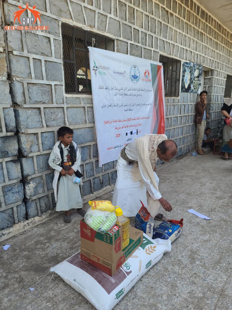 RDPYEMEN2016's tweet photo. Hope in action! 
RDP distributed 355 food baskets to vulnerable families in Bajil, Al-Hudaydah, as part of the Integrated Emergency Response Project, funded by Sign of Hope (SoH).

This activity directly addresses harsh humanitarian challenges, ensuring families have access to basic nutrition and reaffirming our dedication to alleviating suffering while building a hopeful future.

With every basket, we bring relief, and hope to families in need. 💛

@RDPYEMEN2016 
@hz_soh 
#FoodSecurity 
#EmergencyResponse 
#Al-Hudaydah
#Bajel 
#Yemen