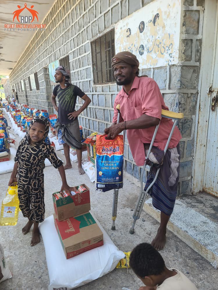 RDPYEMEN2016's tweet photo. Hope in action! 
RDP distributed 355 food baskets to vulnerable families in Bajil, Al-Hudaydah, as part of the Integrated Emergency Response Project, funded by Sign of Hope (SoH).

This activity directly addresses harsh humanitarian challenges, ensuring families have access to basic nutrition and reaffirming our dedication to alleviating suffering while building a hopeful future.

With every basket, we bring relief, and hope to families in need. 💛

@RDPYEMEN2016 
@hz_soh 
#FoodSecurity 
#EmergencyResponse 
#Al-Hudaydah
#Bajel 
#Yemen