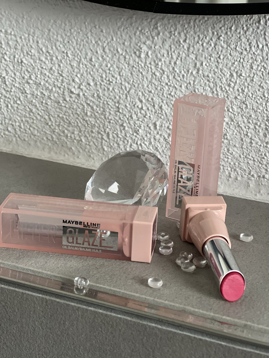 bella_hasi1's tweet photo. Werbung/Produkttest
Hallo ihr Lieben,
Wieder ein neuer Produkttest für euch☺️
Ich durfte dank @trnd die neuen Glaze Oil Balm Lippenpflege von @maybellineNY_DE  testen. 
Super geschmeidig, pflegend für die Lippen mit tollen Farben. Nicht zu knallig  einfach perfekt für den Alltag https://t.co/p2SMMfvud3
