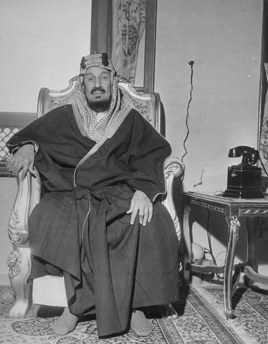 RA3AD_777's tweet photo. في مثل هذا اليوم التاسع من نوفمبر من عام ١٩٥٣ رحل سيد جزيرة العرب، وأعظم قائد في القرن العشرين، رحل بعد رحلة توحيد وجهاد امتدّت لأكثر من ٣٠ عاماً ، حكم المملكة لأكثر من ٥٠ عاماً، له الرحمة والخلود  ولا تنسوا هذا العظيم  من دعائكم  فما زلنا ننعم في خير أفعاله حتى يومنا هذا. https://t.co/fXVwvzC1dg