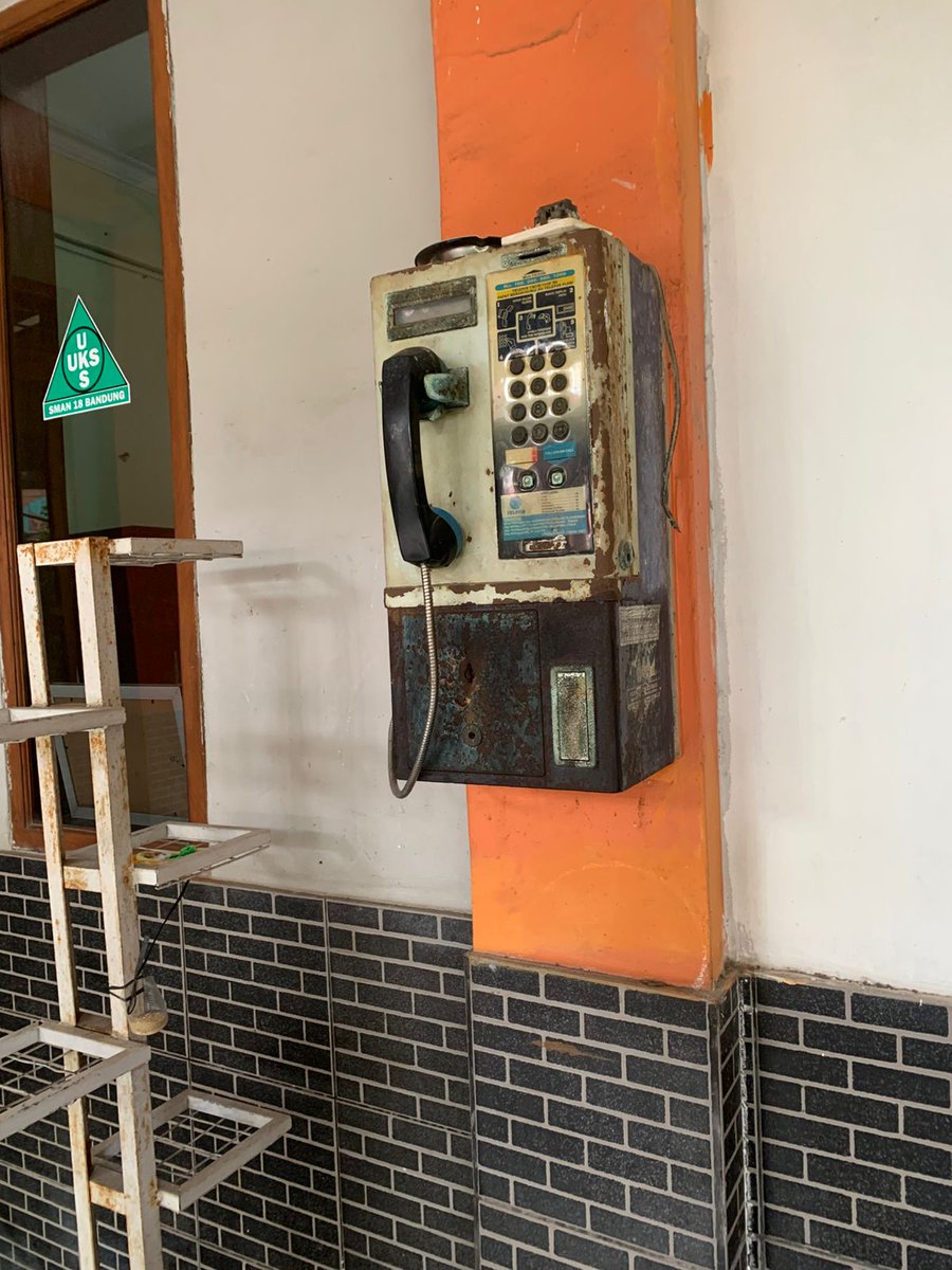 Ternyata di sekolah sma saya telepon umum nya masih ada, saksi bisu masa2 di sekolah dulu. Anak sekarang kayanya ga paham barang purbakala ini