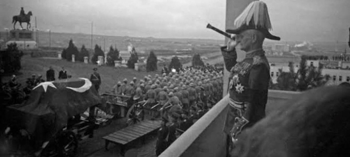 Çanakkale’de Atatürk’e üç kez yenilen İngiliz Mareşal Birdwood’un, Atatürk’ün cenazesi geçerken balkonda esas duruşta saygıyla beklediği anlar.