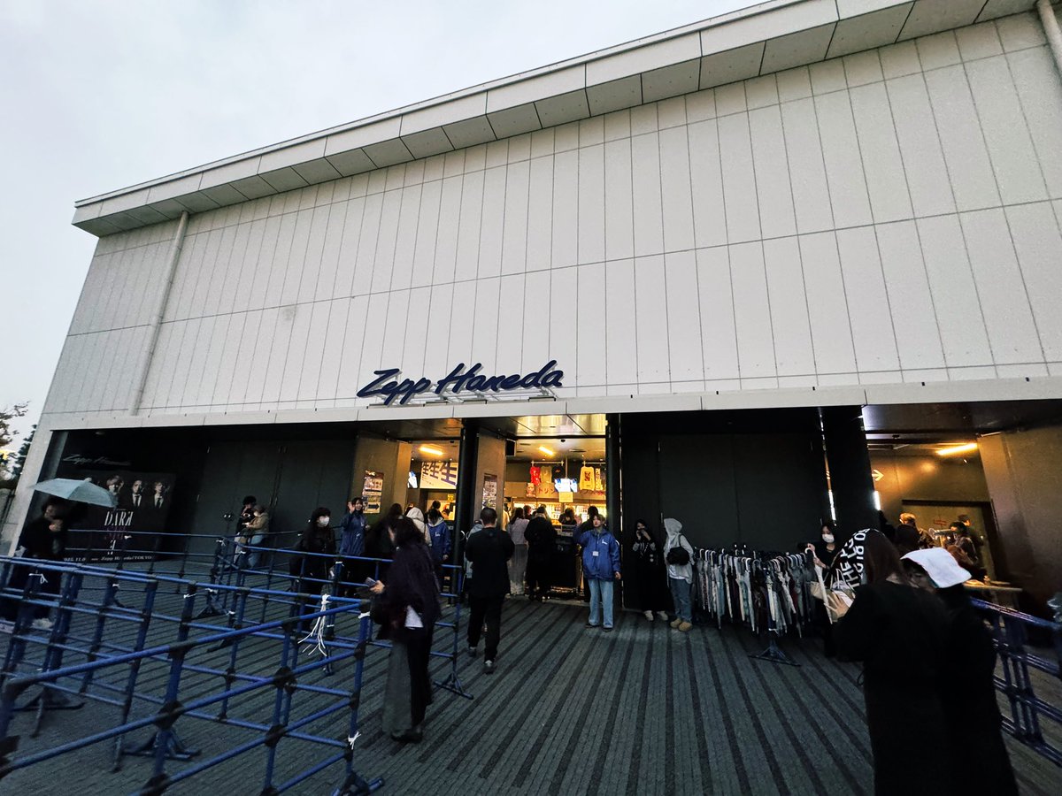 Xotique's tweet image. 本日はSID TOUR 2025 ～Dark side～ at Zepp Hanedaにお邪魔しました！
超アグレッシブなライブでしたね！
Xotic GuitarsもShinjiさんのプレイに応えられるよう頑張ってました！🔥
嬉しい発表もありましたね！
今後の活躍も応援しています🙏
ありがとうございました！

#シド #SID #darkSIDe #Xotique