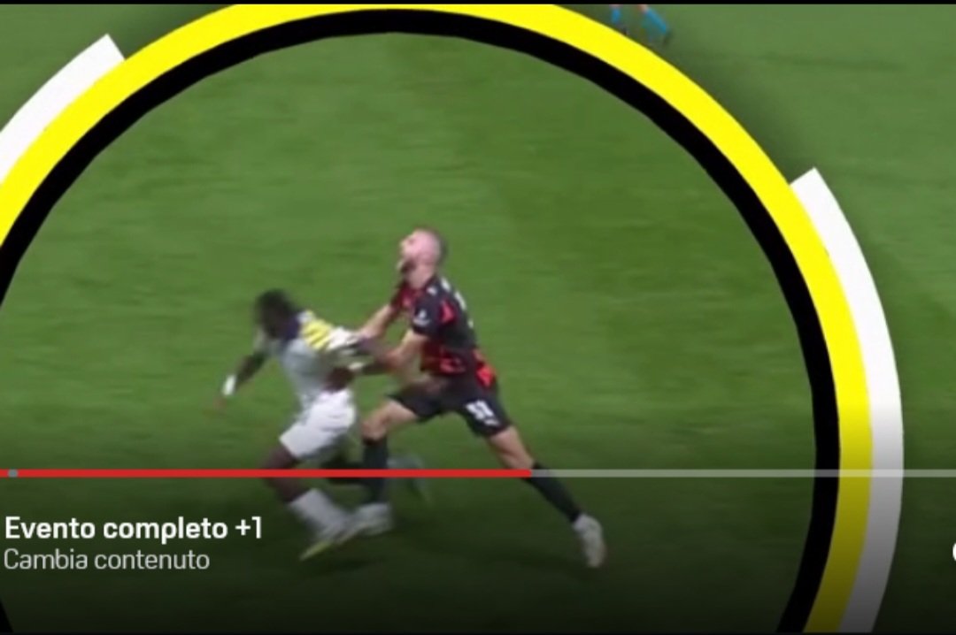 Pliis3's tweet image. Qui arbitro e quarto uomo erano coperti
#ParmaMilan 
Ps Dopo Milan Pisa hanno pianto per giorni per uno scontro fortuito.