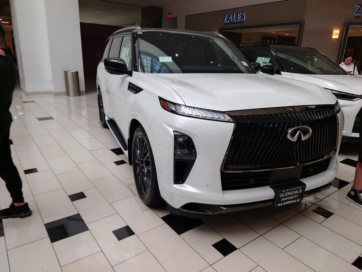 Schnauzer_John's tweet photo. モールにインフィニティQX80が展示してありました。出来ればパトロールが見たかった。 https://t.co/B02WjN92I1