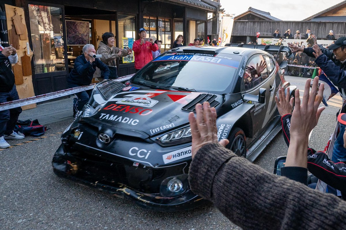 フロント損傷後、ちゃーんと岩村リエゾンに戻ってきてくれた勝田選手❣️
ガッツ最高です❣️
#ラリージャパン #RallyJapan 
#GRyaris #勝田貴元