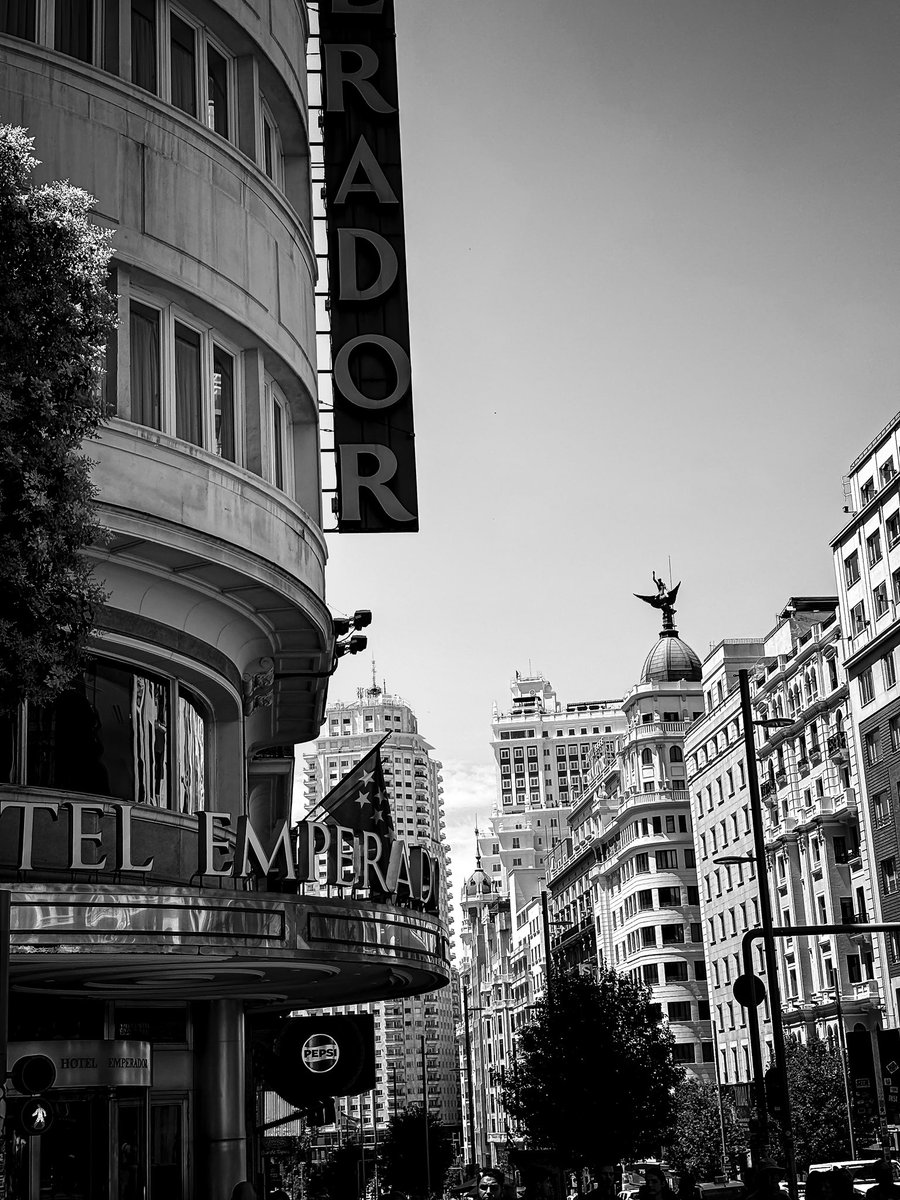 Gran Vía y algunos de sus edificios.