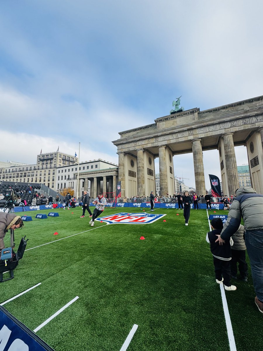 gaskadamian's tweet image. Wielkie święto futbolu amerykańskiego w Berlinie
TŁUMY fanów NFL na ulicach miasta, rozbudowane strefy kibica, masa imprez towarzyszących 
A dzisiaj kulminacja na Olympiastadion - mecz pomiędzy @AtlantaFalcons a @Colts 🏈🇩🇪 #NFL #BerlinGame