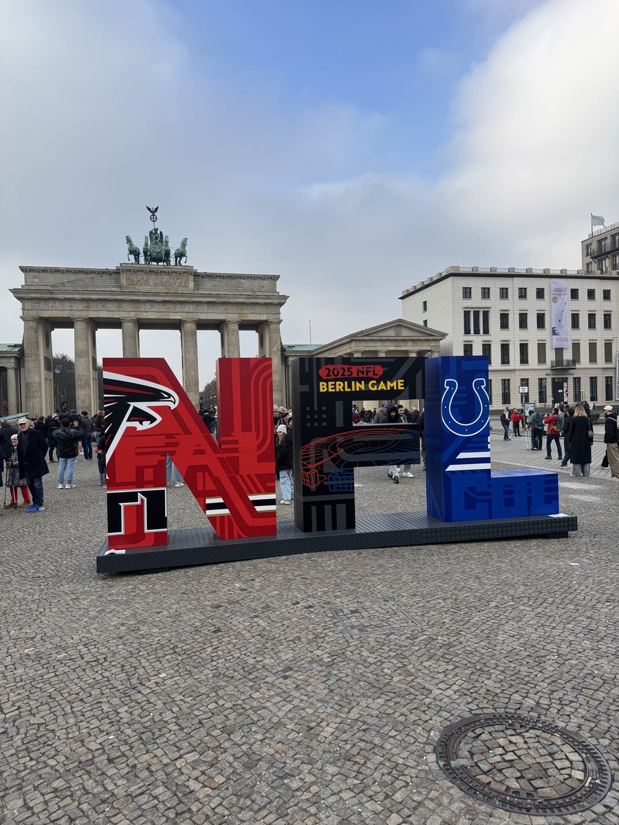 gaskadamian's tweet image. Wielkie święto futbolu amerykańskiego w Berlinie
TŁUMY fanów NFL na ulicach miasta, rozbudowane strefy kibica, masa imprez towarzyszących 
A dzisiaj kulminacja na Olympiastadion - mecz pomiędzy @AtlantaFalcons a @Colts 🏈🇩🇪 #NFL #BerlinGame
