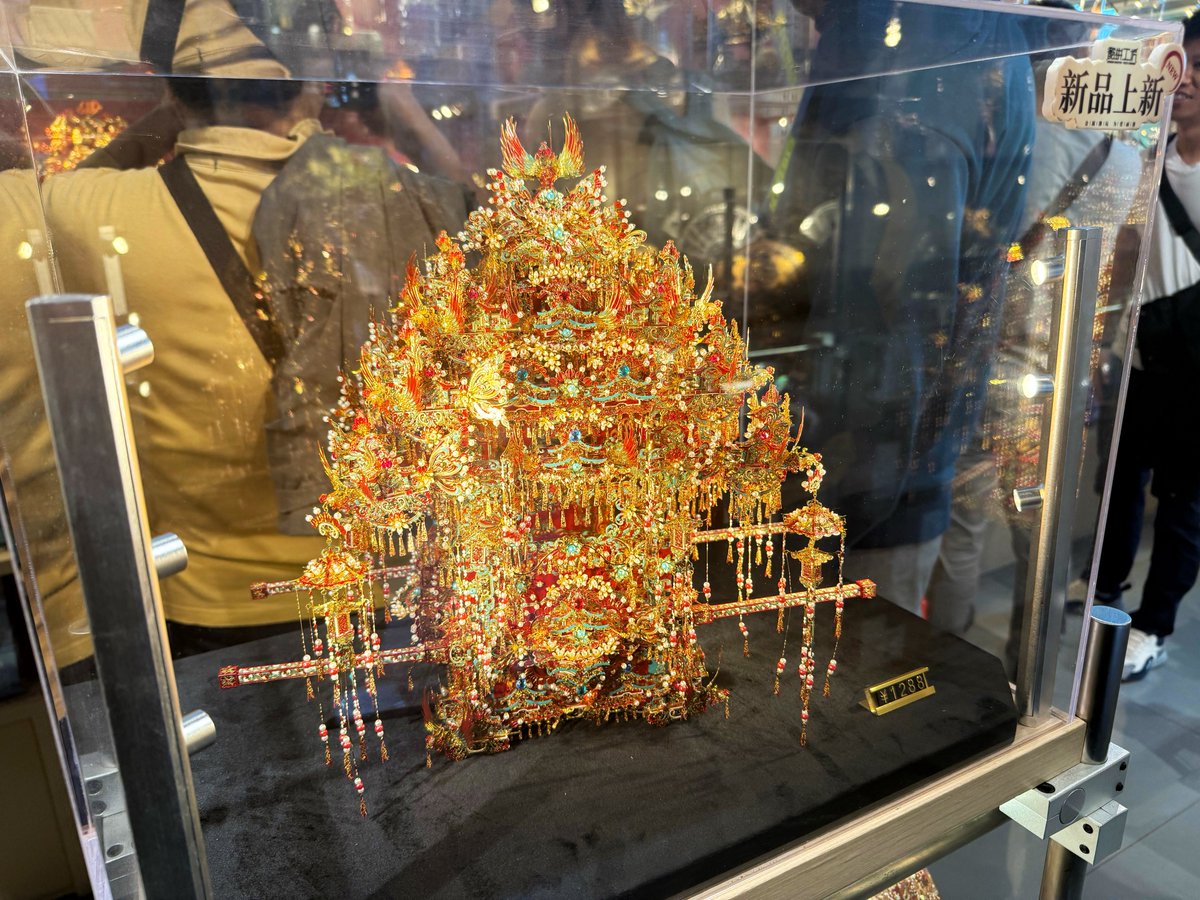 VVFGV's tweet image. 25000步步行耐久完成！（25103/25000）

永庆坊里卖的工艺品，不知道会被哪位有钱人收掉，反正我是没钱（