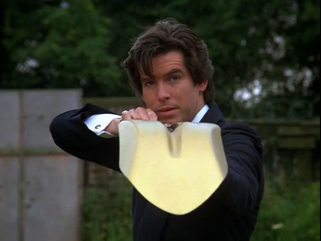 Aquí sigo revisionando Remington Steele y mi teoría de que Pierce Brosnan ya ejercía de 007 se confirma. En el episodio 2 de la temporada 4 Remington utiliza un rifle con forma de pala 😂😂. Ni al mejor Q se le hubiera ocurrido 😂😂