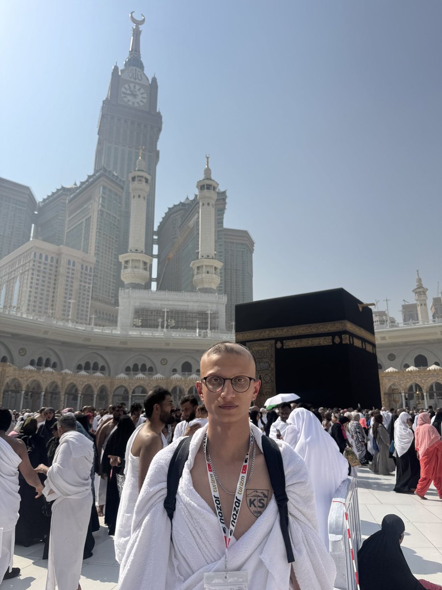 Tövbeli bir geçmiş,
Yeminli bir gelecek.

Elhamdulillah ☝🏽